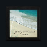 Tropiskt Beach Wedding Minnesask<br><div class="desc">Skapa en keepsaksgåva till nylingarna eller deras brudtärnor när du anpassar den söt Tropical Beach Wedding Gift Box med namnen av bruden och brudgummen och deras ceremoniedag i giftermål. Den här anpassningsbar tropiken bröllop presentboxen innehåller ett scenformat foto av en turkos eller ett akvblått hav på den vita sandstranden med...</div>
