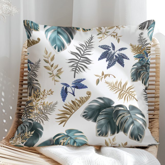 Tropiskt blå och gyllene blad Mönster Kudd Kudde (Tropical Blue and Golden leaves Pattern Pillow in a sunny rattan armchair.)