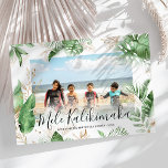 Tropiskt botaniskt Mele Kalikimaka julfoto Julkort<br><div class="desc">Skicka tropisk semesterhälsning till familjer och vänner - hawaiiska stil med de här botaniska vattenfärgerna gröna och faux-jullokertecknen i guld. Med ditt favoritfoto som är fyllt av tropisk lövning och guld-blommigtar,  den hawaiiska julen hälsning "Mele Kalikimaka" i elegantens kalligrafi,  manusattypografi,  ditt namn och året.</div>