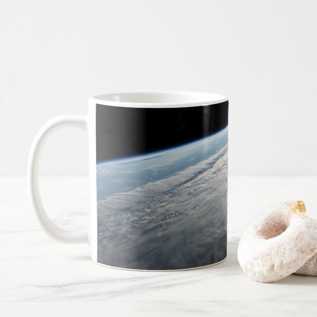 Tropiskt cyklon Idai ovanför Afrikans Kusten. Kaffemugg (Med munk)