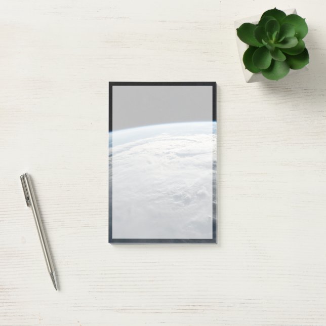 Tropiskt cyklon Idai ovanför Afrikans Kusten. Post-it Block (Kontor)