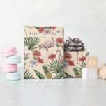 Tropiskt Elfenbensfärgat Flamingo Blommönster Presentpapper<br><div class="desc">Detta eleganta tropiska flamingo-inpackningspapper har ett blommigt mönster av handritade rosa flamingos,  hibiskus- och jasminblommor,  ananas,  bananblad och tropiska drycker,  allt mot en elegant elfenbensvit bakgrund.</div>