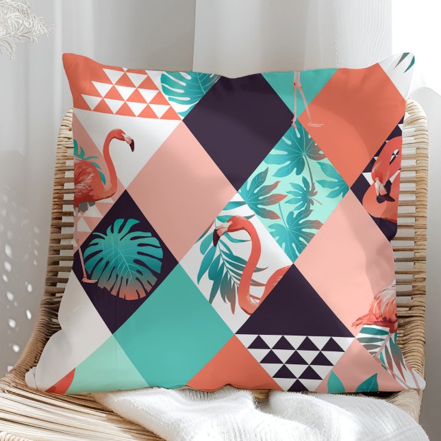 Tropiskt Flamingo Geometriskt Mönster (Korall & Te Kudde (Tropical Flamingo and Palm Tree Leaves Pillow in a sunny rattan armchair.)