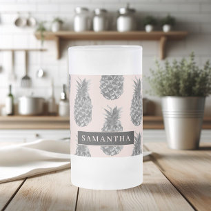 Tropiskt Grått och Rosa ananas Mönster med Namn Frostat Ölglas