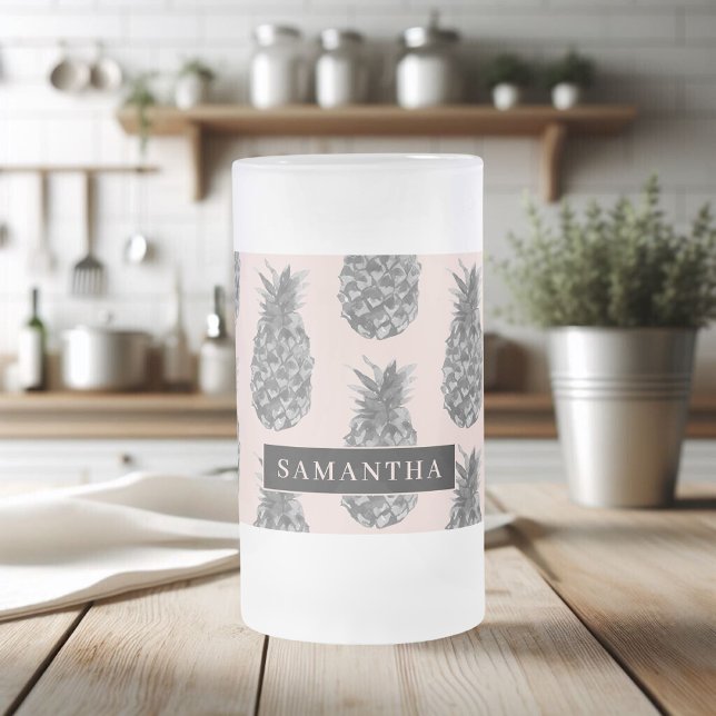 Tropiskt Grått och Rosa ananas Mönster med Namn Frostat Ölglas (Skapare uppladdad)