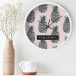 Tropiskt Grått och Rosa ananas Mönster med Namn Rund Klocka<br><div class="desc">Tropiskt Grått och Rosa ananas Mönster med Namn</div>