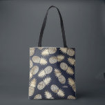 Tropiskt guldfärgat ananas Mönster Blue Monogram Tygkasse<br><div class="desc">Tropisk totepåse med guld-folie av ananas mönster. Anpassa genom att lägga till ditt eget monogram. Denna ananas till säcken är perfekt för sommarsäsongen.</div>
