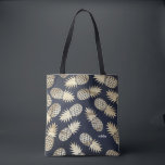 Tropiskt guldfärgat ananas Mönster Blue Monogram Tygkasse<br><div class="desc">Tropisk totepåse med guld-folie av ananas mönster. Anpassa genom att lägga till ditt eget monogram. Denna ananas till säcken är perfekt för sommarsäsongen.</div>