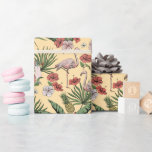 Tropiskt gult flamingoförmönster presentpapper<br><div class="desc">Detta eleganta tropiska flamingo-inpackningspapper har ett blommönster med handritade rosa flamingos,  hibiskus- och jasminblommor,  ananas,  bananblad och tropiska drycker,  allt mot en elegant gul bakgrund.</div>