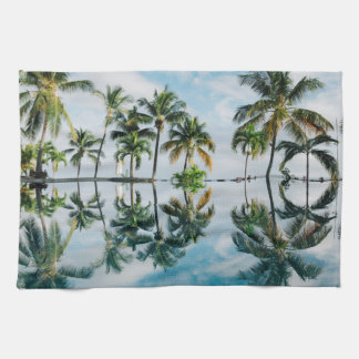 Tropiskt Handflatan med reflexion i oceanen. Kökshandduk