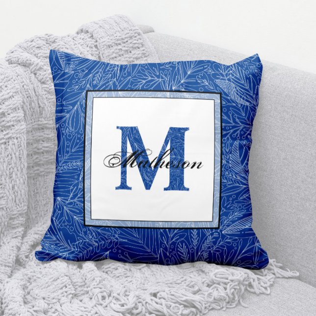 Tropiskt Löv Blue Patterned Monogram Line Art Kudde (Royal Blue and White Leaves Pattern Monogram Throw Pillow with Matching Background Pattern)