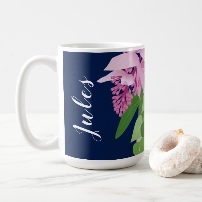 Tropiskt Mediniljs Rosa Flower på Mörk blått Namn Kaffemugg (Med munk)