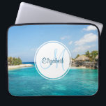 Tropiskt persiko med tunna huts-monogram laptop fodral<br><div class="desc">Ett laptop sleeve med ett vackert foto med en tropisk strandort. Söt blå stranden vatten och vit sandstrand med överskötta hinnor ge det en stillastående övibe. En vit cirkel som läggs ovanpå med ditt namn och som initialt innehåller ett monogram.</div>
