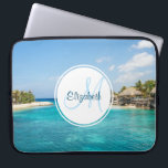 Tropiskt persiko med tunna huts-monogram laptop fodral<br><div class="desc">Ett laptop sleeve med ett vackert foto med en tropisk strandort. Söt blå stranden vatten och vit sandstrand med överskötta hinnor ge det en stillastående övibe. En vit cirkel som läggs ovanpå med ditt namn och som initialt innehåller ett monogram.</div>