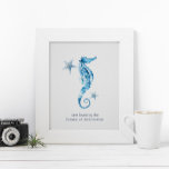 Tropiskt Poster av vätefärg Seahästinspiration<br><div class="desc">En drivande kust i stil poster för rum, hemkontor, bostadsområden och lekrum i barn på ditt strandhem. Den här utskriften har min originalhandmålade vattenfärgsseahorse och stjärnfisk i blå skuggor med mitt citat "Jag är älskad av Universidans skapare" som finns i modern sans serif-typografi. Anpassa för att läsa spelar ingen roll...</div>