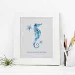 Tropiskt Poster av vattenfärgen Seahorse Motivatio<br><div class="desc">En inspirationskälla vid stil poster för sovrum, hemkontor och bostadsområden på ditt strandhem. Den här utskriften har min originalhandmålade vattenfärgsseahorse och stjärnfisk i blå skuggor med mitt citat "Var inte rädd för att dyka djupt" som är inskrivet i modern sans serif-typografi. Anpassa för att läsa spelar ingen roll som du...</div>