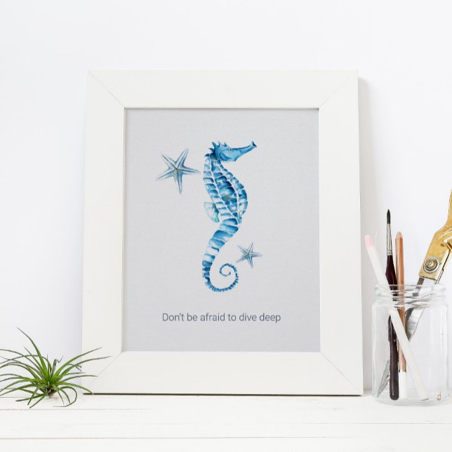 Tropiskt Poster av vattenfärgen Seahorse Motivatio (image features a framed custom print poster with seahorse watercolor art by Victoria Grigaliunas)