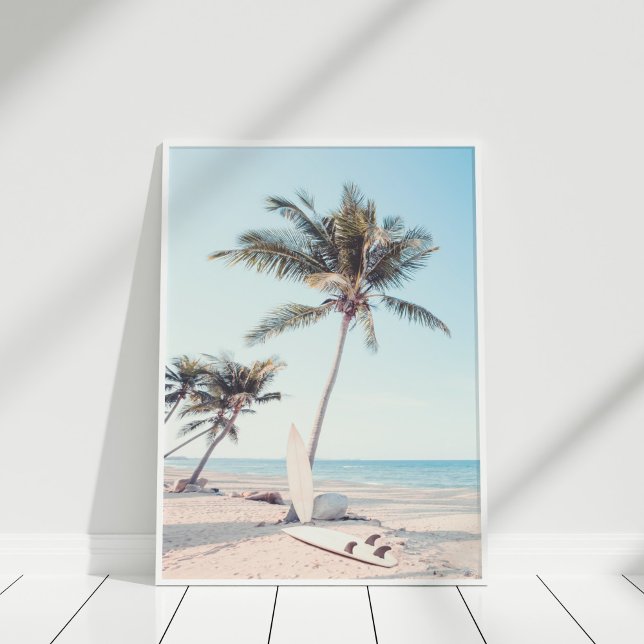 Tropiskt segment med surfbrädor poster (Tropical Beach with Surfboards Poster in white frame on white wooden floor.)