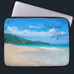 Tropiskt strandöliv laptop sleeve<br><div class="desc">Göra perfekt för de som drömmen av att bo strandlivet på en ö. Ett härligt tropiskt strandfoto med turkosvatten och ord "öliv" i cursive skrivar över blå himmel.</div>