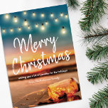 Tropiskt Sunset Beach jul Ljus Julkort<br><div class="desc">Kustdestinationshristmas-helgdagskort med en regnstrand med solnedgång,  en mason burk med mousserande fjällande ljus,  med snörvning,  ljus med texten "god jul,  ett personligt budskap,  och ert namn.</div>