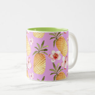 Tropiskt tryck av retro-ananas på lilak-bakgrund Två-Tonad mugg