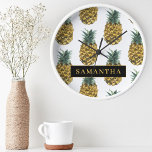 Tropiskt vattenfärgad ananas Mönster med Namn Rund Klocka<br><div class="desc">Tropiskt vattenfärgad ananas Mönster med Namn</div>