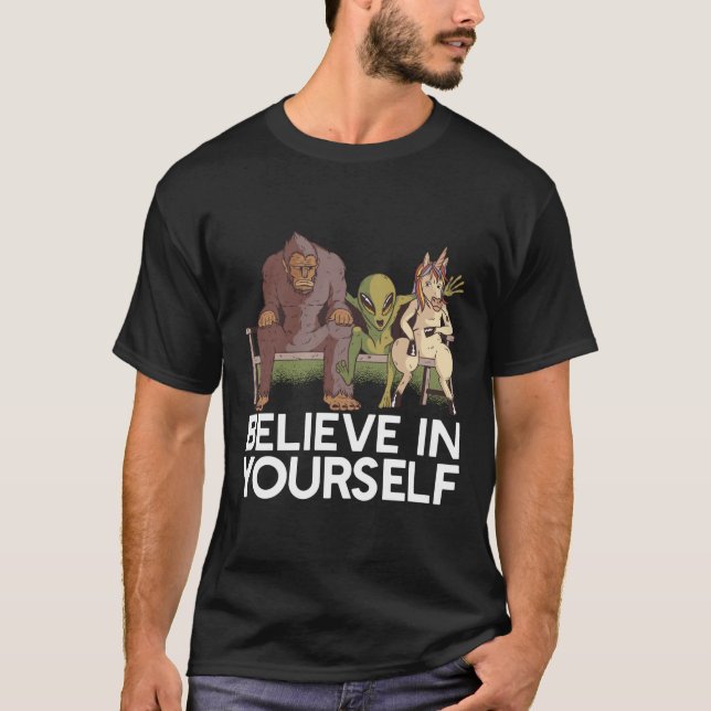 TROR PÅ DIG SJÄLV! Sasquatch Alien Unicorn Funny T Shirt (Framsida)