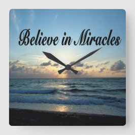 TROR PÅ GOD'S MIRACLES FYRKANTIG KLOCKA