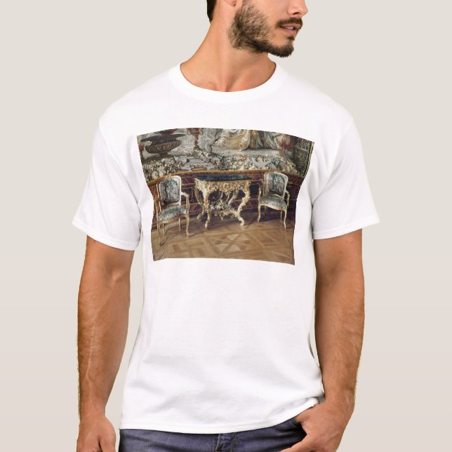 Trösta bord och två fåtöljer, 1745 t shirt (Framsida)