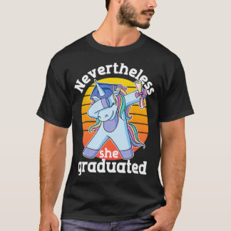 Trots det har hon utbildat sig till den berömda Un T Shirt