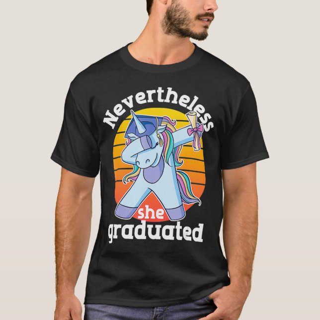 Trots det har hon utbildat sig till den berömda Un T Shirt (Framsida)