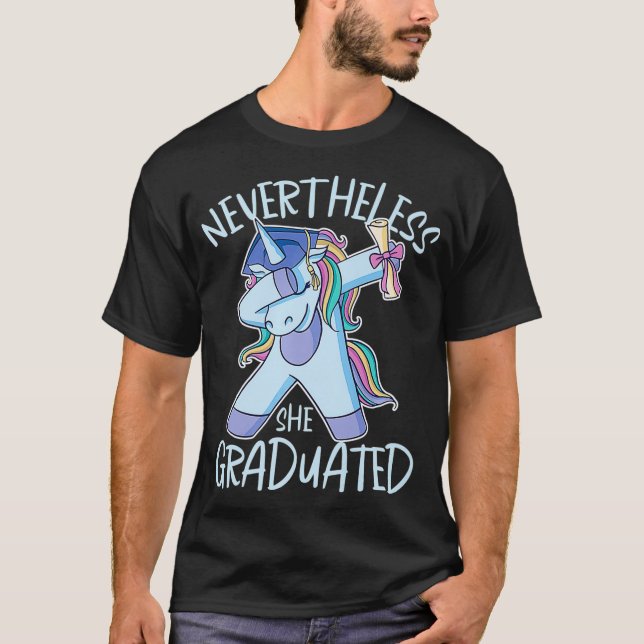 Trots det har hon utbildat sig till den berömda Un T Shirt (Framsida)
