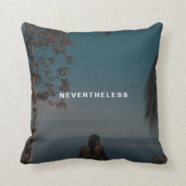 Trots detta bestod hon av fototext för Anpassnings Kudde