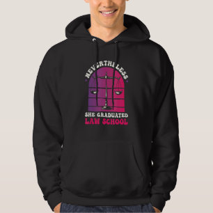 Trots detta har hon utexaminerat domare vid advoka hoodie