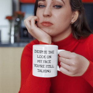 Trots Uttrycket i mitt Ansikte Pratar Du Fortfaran Kaffemugg