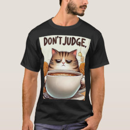 Trött Kattunge Enjoeing enormt kopp av kaffe. T Shirt