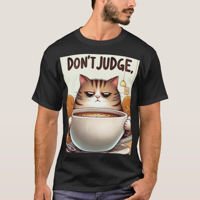 Trött Kattunge Enjoeing enormt kopp av kaffe. T Shirt (Framsida)