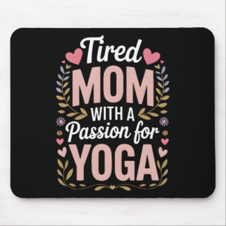 Trött mamma med ett pion för yoga Rolig yoga-mamma Musmatta