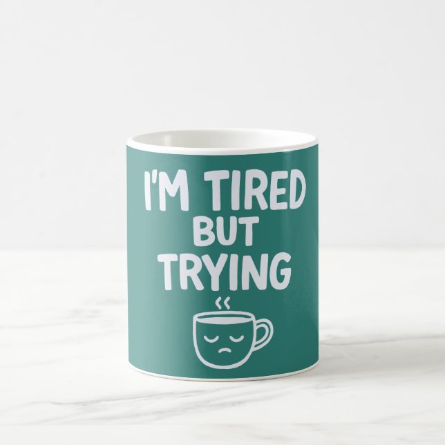 Trött Men Försöker – Rolig Relaterbar Humördesign Kaffemugg (Center)