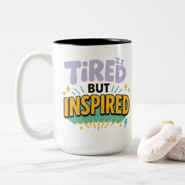 Trött men inspirerad – Lekfull motivation Två-Tonad Mugg (Med munk)
