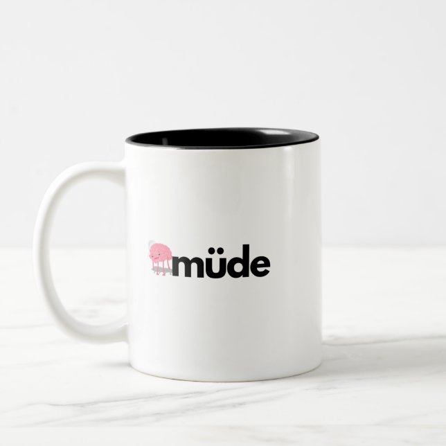 Trött – minimalistiskt tyskt ord rolig kaffemugg (Vänster)