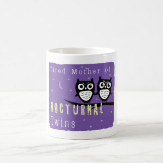 Trött mor av nattlig twillingar kaffemugg