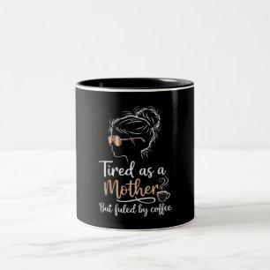 Trött som en Mamma Drivs av Kaffe Roligt Mammaliv Två-Tonad Mugg