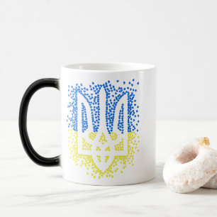 Trött tryzub-spridningshem i ukrainska emblem magisk mugg