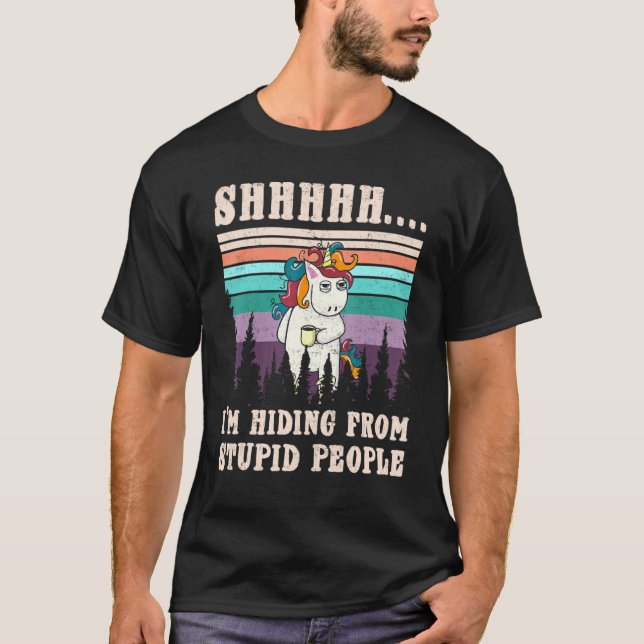 Trött Unicorn Shhh jag Gömmer från Stupid People T Shirt (Framsida)