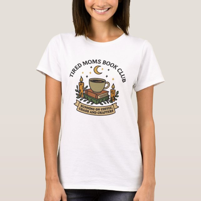 Trötta mammors bokklubb som drivs på kaffe, kaos  t shirt (Framsida)