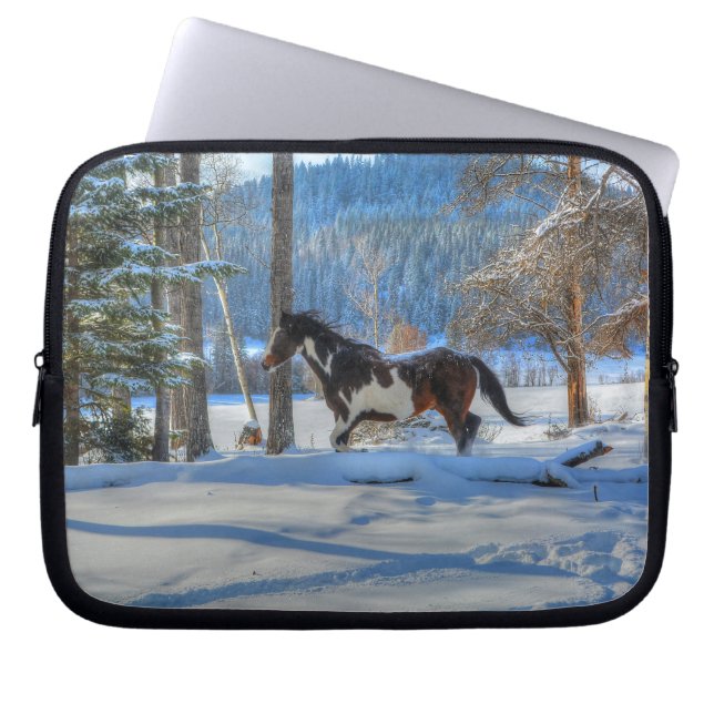 Trottingstift Färgstallion & Winter Snö Laptop Sleeve (Framsidan)