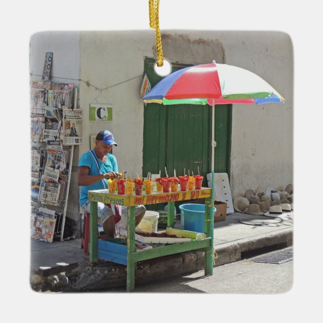 Trottoarfruktförsäljare i Cartagena Colombia Julgransprydnad Keramik (Framsida)