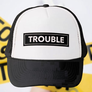 TROUBLE Fetstilad Text Trucker Keps