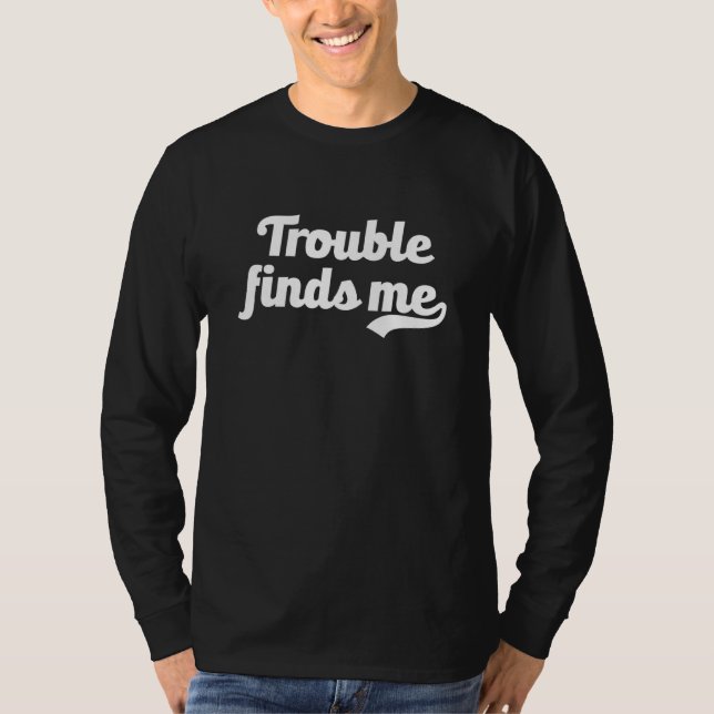 Trouble Finds Me Mischief   Joke Cynic Viral Meme  T Shirt (Framsida)
